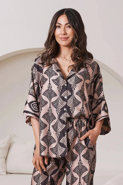 Tory Short Sleeve Collared Shirt Fan Print in Black & Espresso