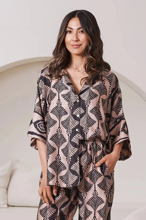 Tory Short Sleeve Collared Shirt Fan Print in Black & Espresso