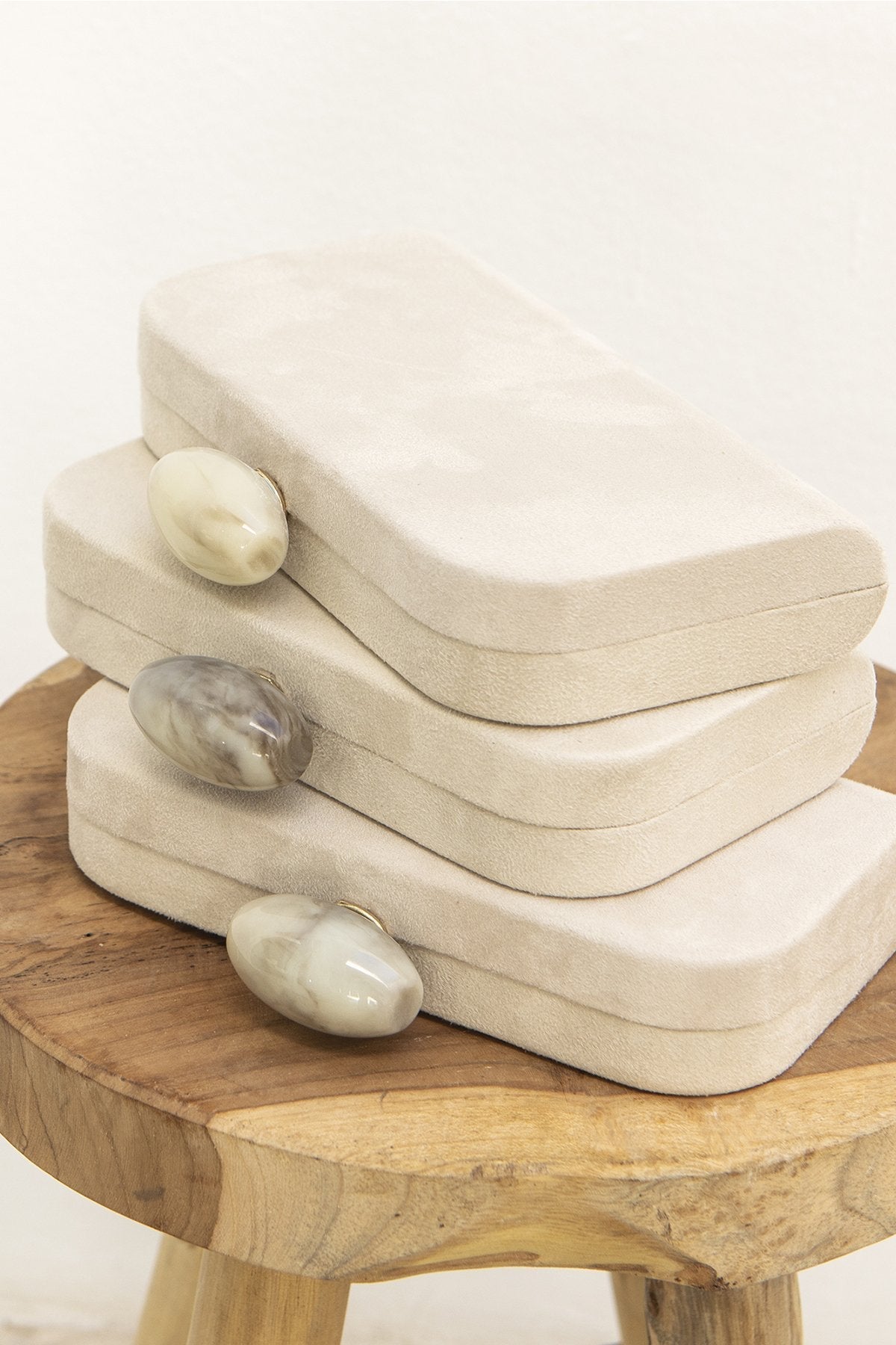 Clutch Ipanema Suede Hueso · Ipanema ·