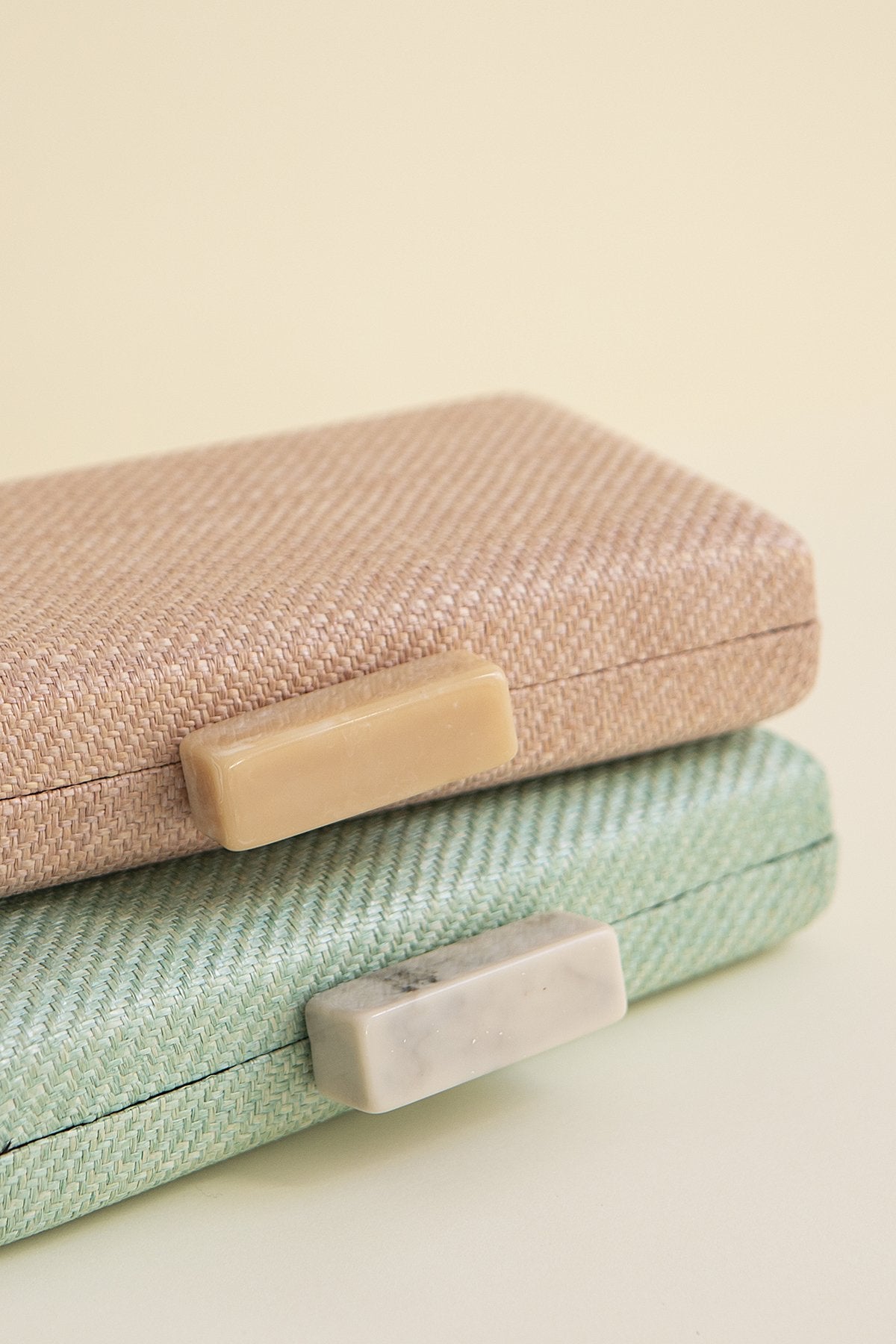 Clutch Slim Rafia Hueso Rosa · Pretty in Pink ·